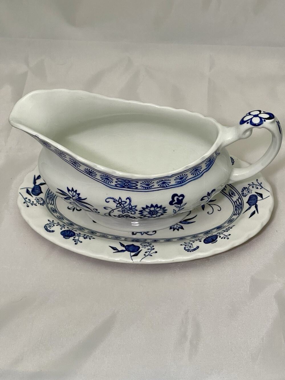 Vtg J & G Meakin England Gravy Boat 8" Nordic Blue Onion with Under plate